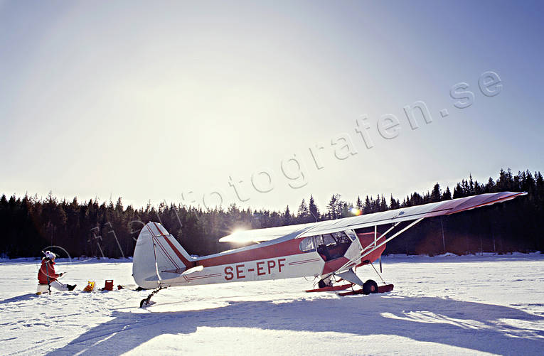 Pimpelfiske vid flygmaskin fiske, flyg, flygmaskin, kommunikationer, luftfart, pimpelfiske, skidflyg, skidflygning, Super Cub