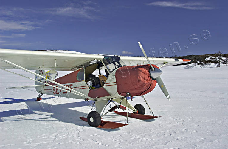 Piper Super Cub på skidor Cub, fjäll, fjällflyg, flyg, flygplan, kapell, kommunikationer, landat, luftfart, Piper, SE-EPF, skidflyg, skidflygning, skidor, sportflyg, Super Cub