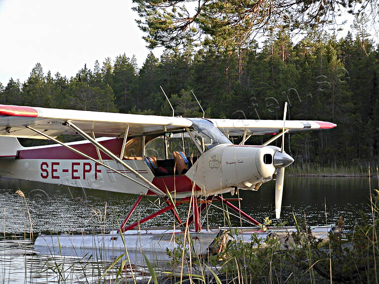 Piper Super Cub vid skogssjö flyg, Forsån, kommunikationer, luftfart, sjöflyg, sjöflygplan, Super Cub