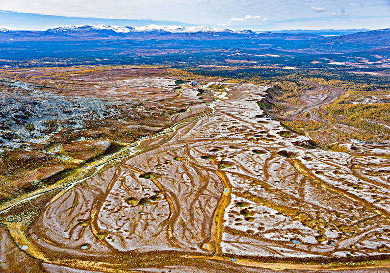 Platå vid Gröndalen , drönarbild, drönarbilder, drönarfoto, dödisgropar, flygbild, flygbilder, Flygfoto, flygfoton, Gröndalen, höst, Issjödalen, istidslämningar, istidsrester, istidsälvar, Jämtland, kal_09, Landskap, platå, platåer, pyramider, pyramiderna, sediment, Vålådalen