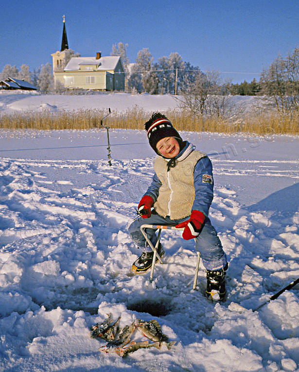 abborre, abborrfiske, barn, fiske, kyrka, kyrkor, pimpel, pimpelfiske, pojke, Revsund, Revsundsjn, sportfiske, vinter, vinterfiske