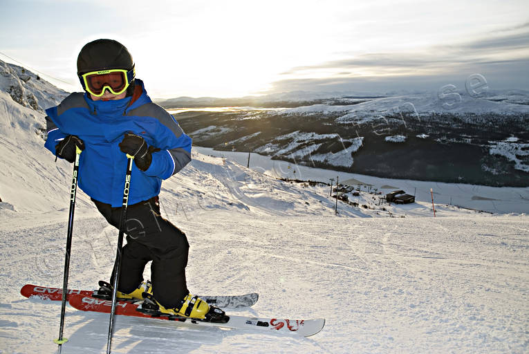 backe, fritid, pojke, skidbacke, skidor, skidåkare, skidåkning, solnedgång, sport, utförsåkning, utsikt, vinter