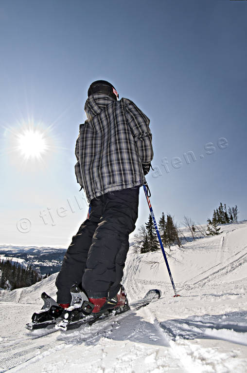 barn, bl himmel, fritid, motljus, offpist, pojke, ravin, skidor, skidkare, skidkning, sport, utfrskning, vinter