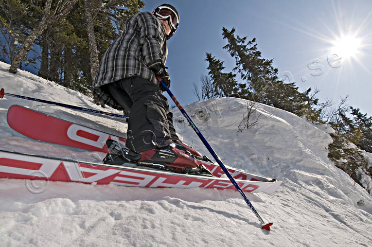 barn, fritid, head, huvud, motljus, pojke, sitta, sitter, skidor, skidkare, skidkning, sport, utfrskning, vila, vinter