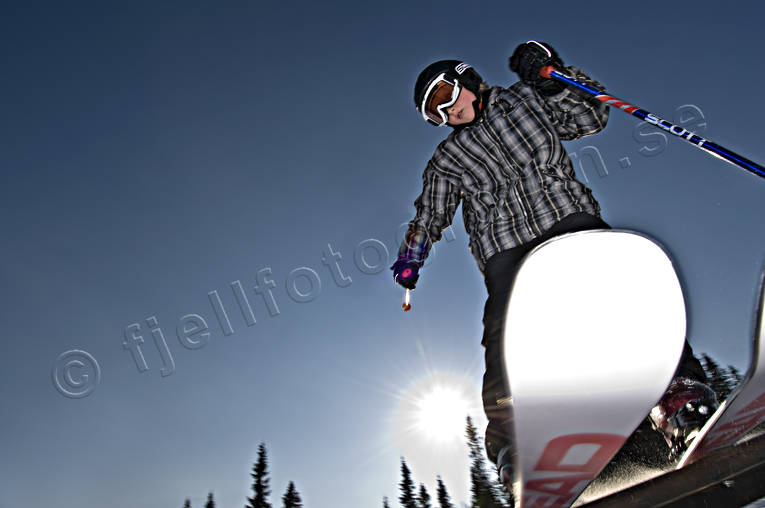Pojke railar barn, blå himmel, fritid, head, hopp, huvud, jibb, jibbing, motljus, offpist, pojke, rail, räls, skidor, skidåkare, skidåkning, sol, sport, utförsåkning, vinter