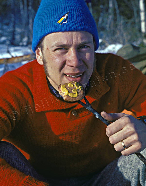 Pojke äter grillad korv friluftsliv, gott, grilla, grillkorv, korv, smaka, ute, uteliv, vinter, vintersport, äta, äventyr