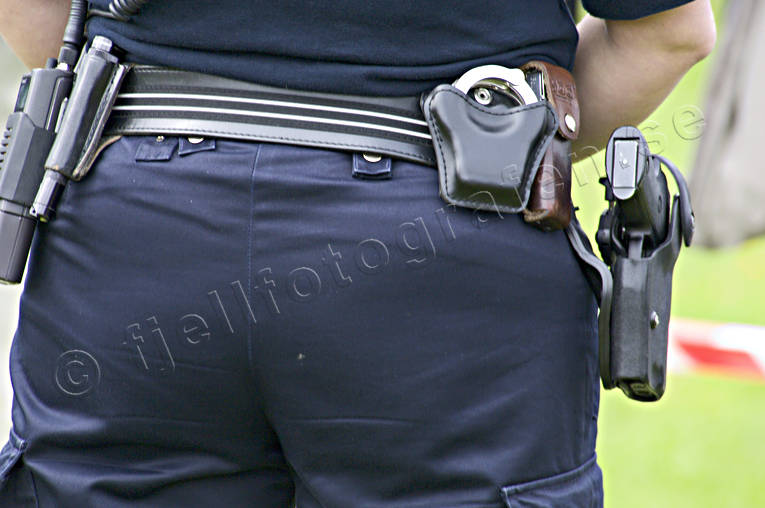arbete, arsle, avsprrat, avsprrning, bak, brottsbekmpning, blte, handfngsle, handklovar, kriminalitet, ordningsmakt, pistol, polis, service, stjrt, vapen