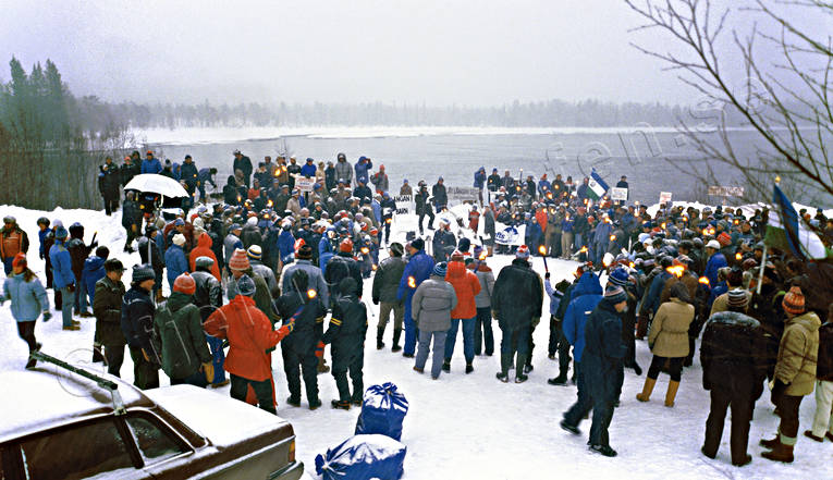 Protestmöte vid Långan elkraft, energi, exploatering, fiske, folksamling, fritidsfiske, Jämtland, kultur, Långan, miljö, miljöförstöring, människor, möte, natur, protestmöte, sportfiske, utbyggnad, vattenkraft, vattenkraftutbyggnad, vinter, älvar