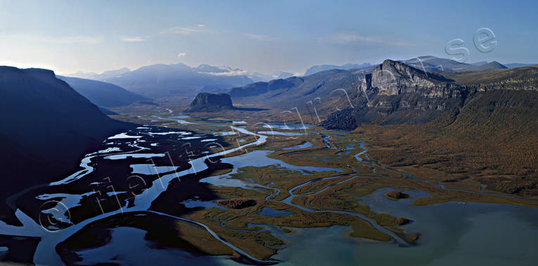 Rapadalen in mot Sarek dal, deltalandskap, drönarbilder, drönarfoto, fjäll, flygbild, flygbilder, Flygfoto, flygfoton, höst, Landskap, lappland, nationalpark, nationalparker, panorama, panoramabilder, Rapadalen, sarek, älv