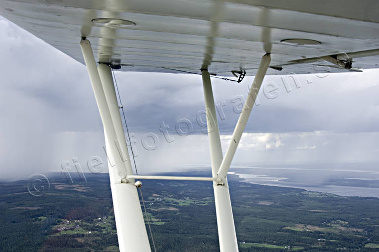 Regnskurar upp mot Storsjön allmänflyg, drönarbilder, drönarfoto, fjällflyg, flyg, flygbild, flygbilder, Flygfoto, flygfoton, flygning, flygplan, flygplanvinge, kommunikationer, luftfart, Piper Cub, regn, supercub, vinge, väder