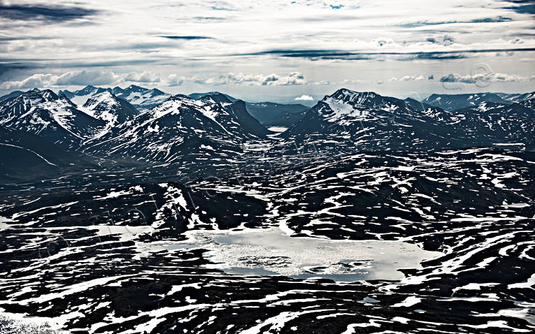 Rissajavrre och Njoatsosvagg drönarbild, drönarbilder, drönarfoto, flygbild, flygbilder, Flygfoto, flygfoton, Landskap, lappland, nationalpark, Njoatsosvagge, Rissajavrre, sarek, snösmältning, sommar
