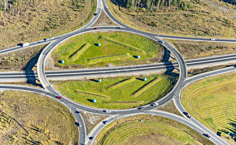 Rondell E14 Östersund cirkulationsplats, drönarbilder, drönarfoto, E14, flygbild, flygbilder, Flygfoto, flygfoton, höst, Jämtland, kommunikaitoner, landfart, Lillänge, rondell, städer, Östersund