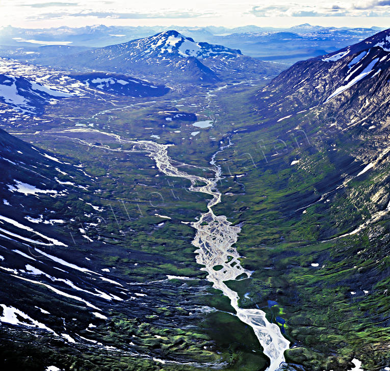 Routesvagge i Sarek nationalpark drönarbilder, drönarfoto, fjällbilder, fjällbäckar, fjälldal, FJÄLLEN, flygbild, flygbilder, Flygfoto, flygfoton, Kisurs, Landskap, lappland, nationalparker, Routesvagge, sarek, Smailajåkkå, sommar, årstid, årstider