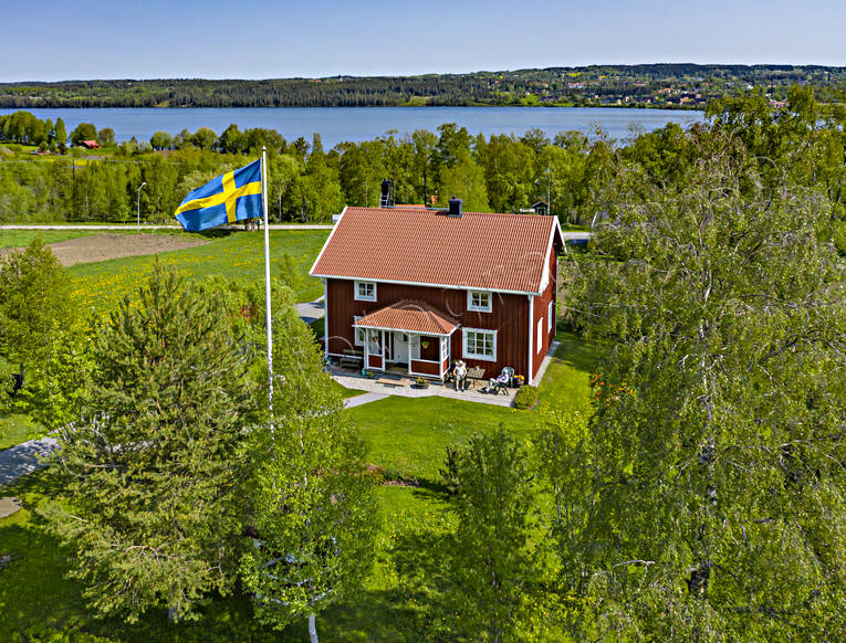 Röda stugan Sverige drönarbild, drönarbilder, drönarfoto, flagga, flaggdag, flygbild, flygbilder, Flygfoto, flygfoton, gårdar, idyll, Jämtland, midsommar, midsommarafton, romantik, röd, sommar, sommaridyll, sommarstuga, sommartid, Storsjön, stuga, årstid, årstider