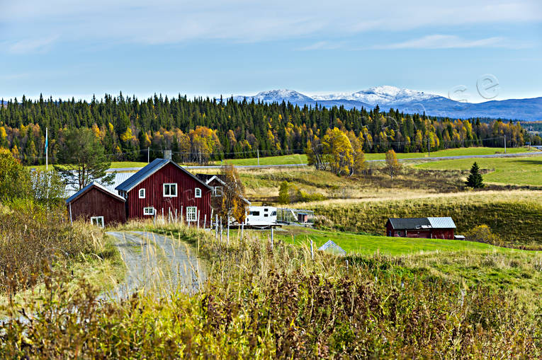 Rödmålad gård i fjällen anläggningar, byggnader, gårdar, hus, höstfärger, Jämtland, Landskap, nysnö, Åreskutan