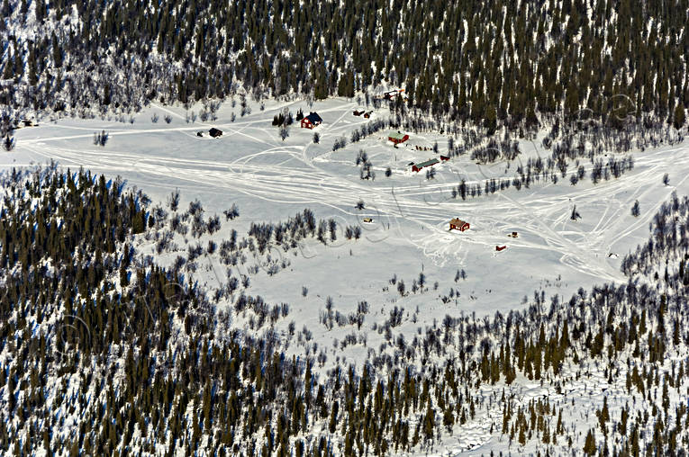 Samevistet Aktse vid Laitaure Aktse, drönarbilder, drönarfoto, flygbild, flygbilder, Flygfoto, flygfoton, Landskap, lappland, lappviste, Länta, Rapadalen, sameviste, skoterspår, vinter