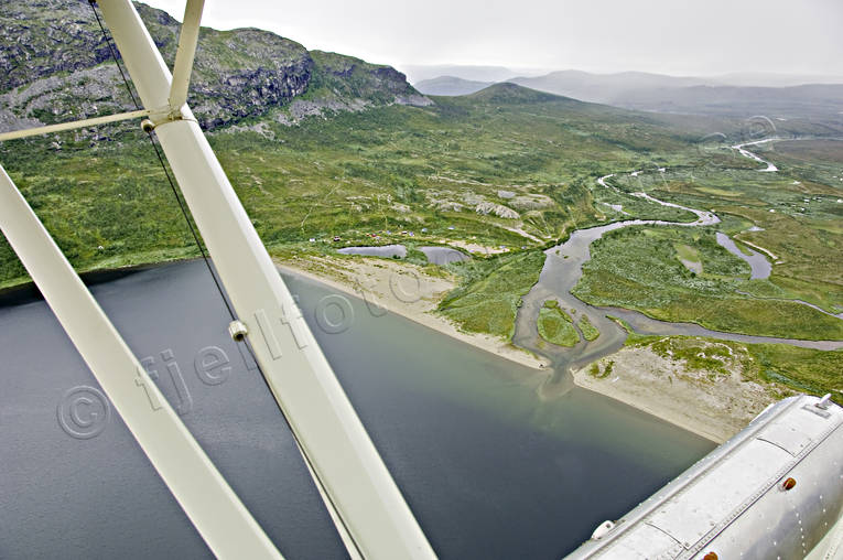 Samevistet i Pietsaure Autsutjåkkå, drönarbilder, drönarfoto, flottör, flottörer, flygbild, flygbilder, Flygfoto, flygfoton, Landskap, lappland, lappläger, lappviste, Pietsaure, sameviste, sommar, vingstöttor