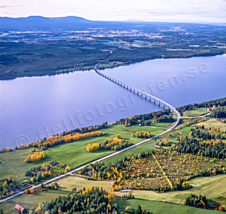 Sannsundsbron mot Oviksfjällen bro, canvastavla, drönarbilder, drönarfoto, Fagerdal, fjällen, flygbild, flygbilder, Flygfoto, flygfoton, Fototavla, höst, Jämtland, Landskap, Sanne, Sannsundsbron, Storsjön, tavla, väg