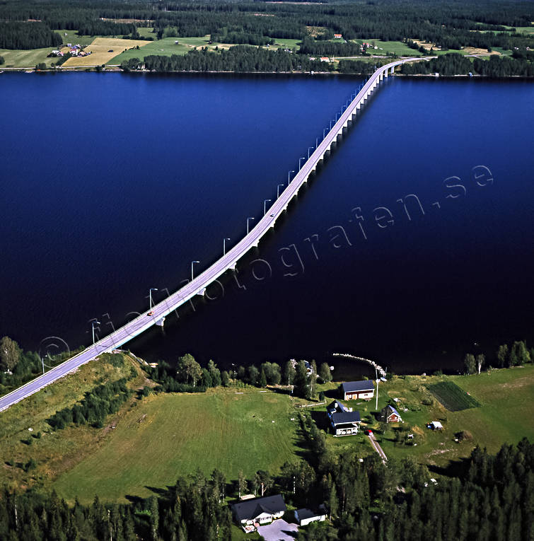 Sannsundsbron sett från väster bro, broar, drönarbilder, drönarfoto, flygbild, flygbilder, Flygfoto, flygfoton, Jämtland, Landskap, Oviken, sannsundet, Sannsundsbron, sommar, Storsjön