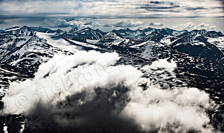 Sarek över moln bergskedja, cumulus, dramatik, drönarbild, drönarbilder, drönarfoto, fjäll, fjälltoppar, flygbild, flygbilder, Flygfoto, flygfoton, Landskap, lappland, moln, molntussar, nationalpark, sarek, sommar