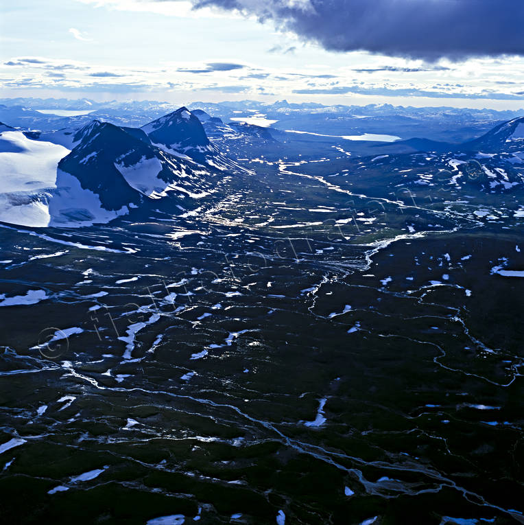 Sareklåptå mot Niak drönarbilder, drönarfoto, flygbild, flygbilder, Flygfoto, flygfoton, Landskap, lappland, niak, sarek, Sareklåptå, sommar, Suottas-jekna, Suottas-tjåkkå, Suottasjåkåtj, Vartasjåkkå, årstid, årstider