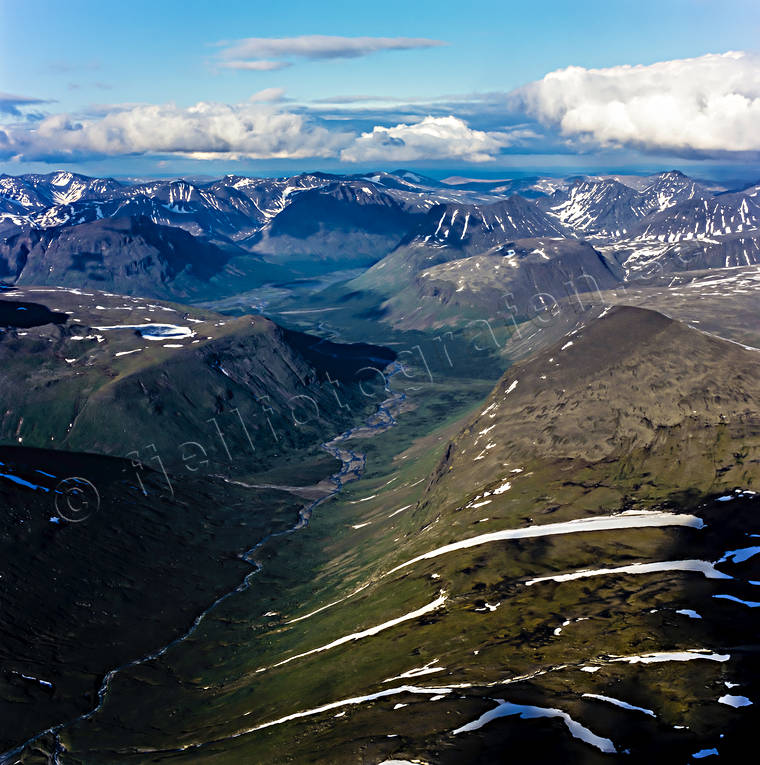 Sarvesvagge mot Rapadalen drönarbilder, drönarfoto, flygbild, flygbilder, Flygfoto, flygfoton, Landskap, lappland, nationalparker, Nåite, sarek, Sarvesjåkkå, Sarvesvagge, sommar, Svenska Fjällen, Tjelmajauratj