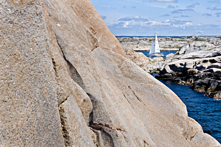 Segelbåt Lilla Grundskär Bohuslän, båt, hav, klippor, kommunikationer, Landskap, LIlla Grundskär, natur, segelbåt, sjöfart, skärgård, sommar, sten, årstider