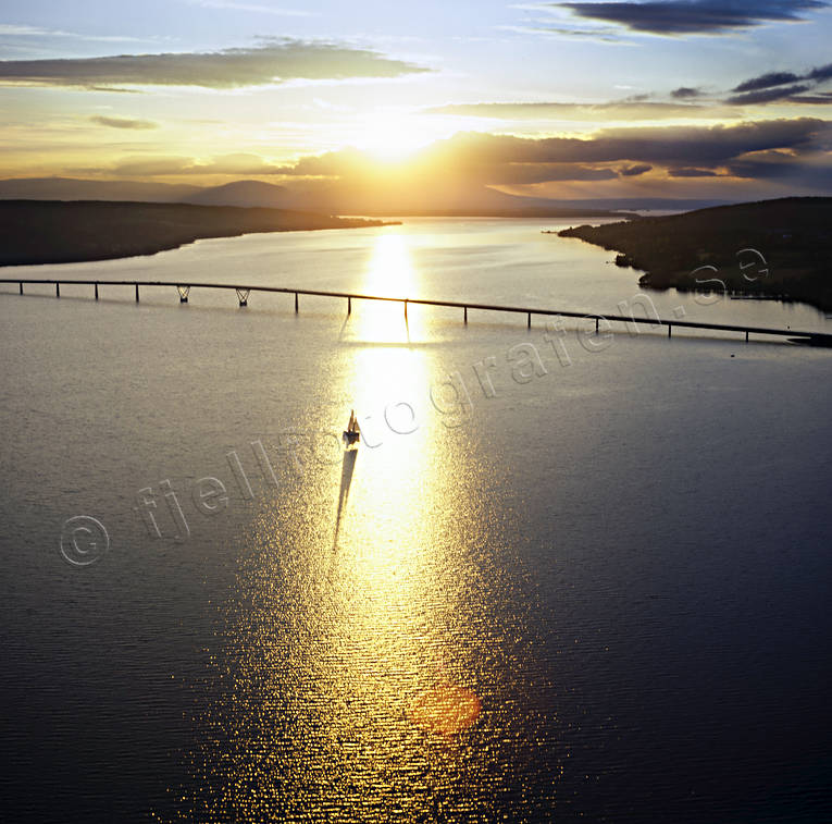 Segelbåt vid Vallsundsbron bro, broar, canvastavla, drönarbild, drönarbilder, drönarfoto, flygbild, flygbilder, Flygfoto, flygfoton, Fototavla, Jämtland, kväll, Landskap, segelbåt, segla, solblänk, solnedgång, sommar, Storsjön, städer, stämning, stämningsbild, stämningsbilder, tavla, Vallsundet, Vallsundsbron, Östersund