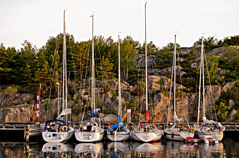 Bohuslän, båtar, hamn, hav, kommunikationer, kust, naturhamn, Resö, segelbåtar, sjöfart, sommar, vatten, årstider