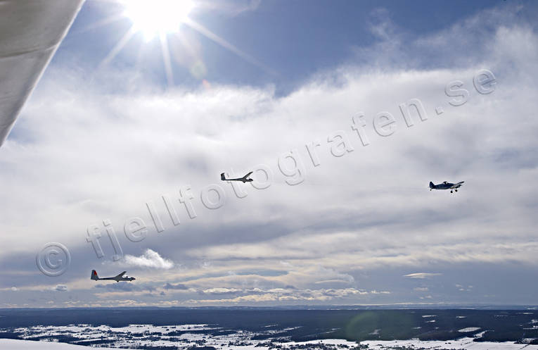 Segelflygbogsering bogsera, bogsering, flyg, flygplan, himmel, kommunikationer, luftfart, segelflyg