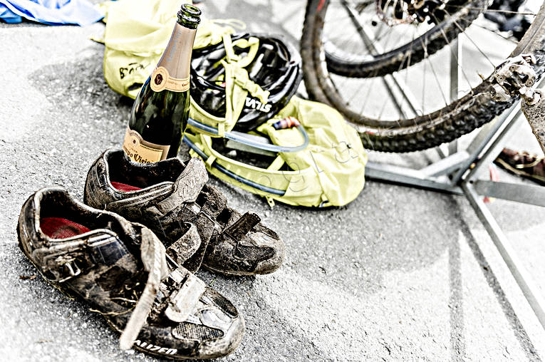 Segerchampagne champagne, cykel, cykelskor, cykeltävling, cykling, cyklist, lera, mountainbike, skitig, skor, smutsig, sommar, sport