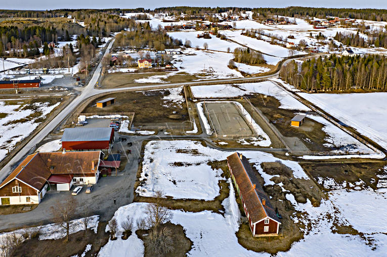 Silvergård Ridskola Flygfoto anläggningar, Brunflo, drönarbild, drönarbilder, drönarfoto, flygbild, flygbilder, Flygfoto, flygfoton, islandshäst, islandshästar, Jämtland, ridskola, samhällen, SG Ridskola, Silvergård, vår