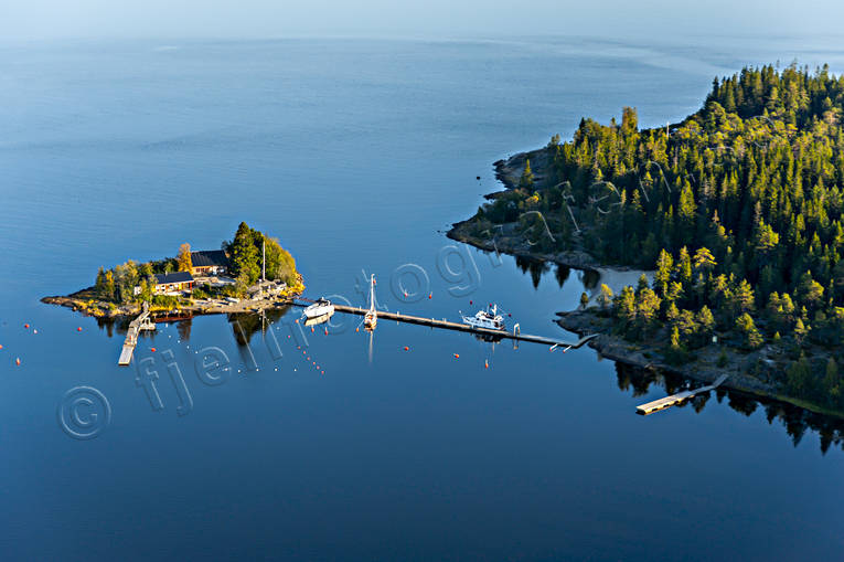 Simphamnholmen vid Flakaskär anläggningar, drönarbilder, drönarfoto, Flakaskär, flygbild, flygbilder, Flygfoto, flygfoton, landförbindelse, Landskap, Simphamn, Simphamnholmen, Simphamnsholmen, sommar, Västerbotten, Västerfjärden, ö