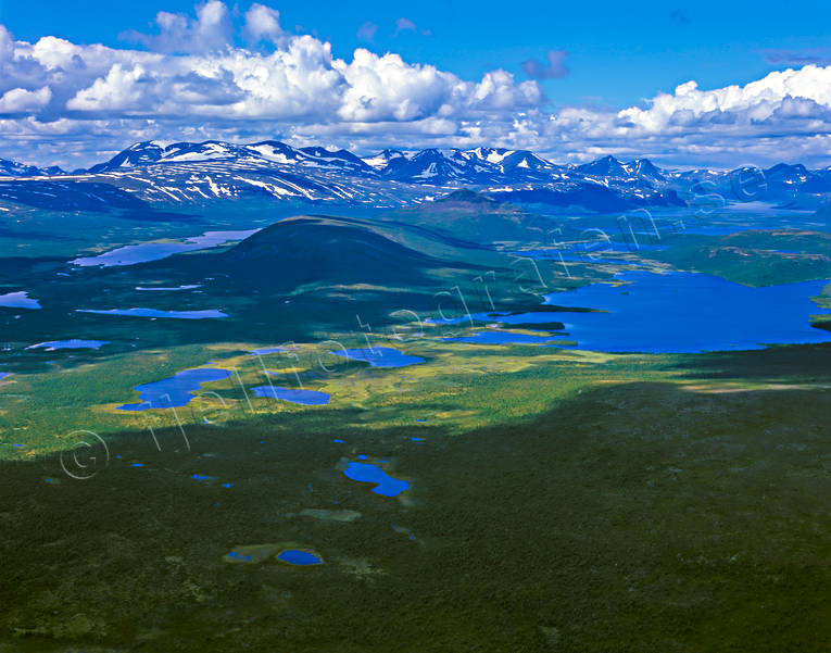 Sjaunja Naturreservat Ahkavarri Ahkavarri, Bearvejvrrit, drönarbilder, drönarfoto, flygbild, flygbilder, Flygfoto, flygfoton, Hårrejavri, Kårsatjåkka, Landskap, lappland, Leaffa, Sjaunja, sommar, Svenska Fjällen