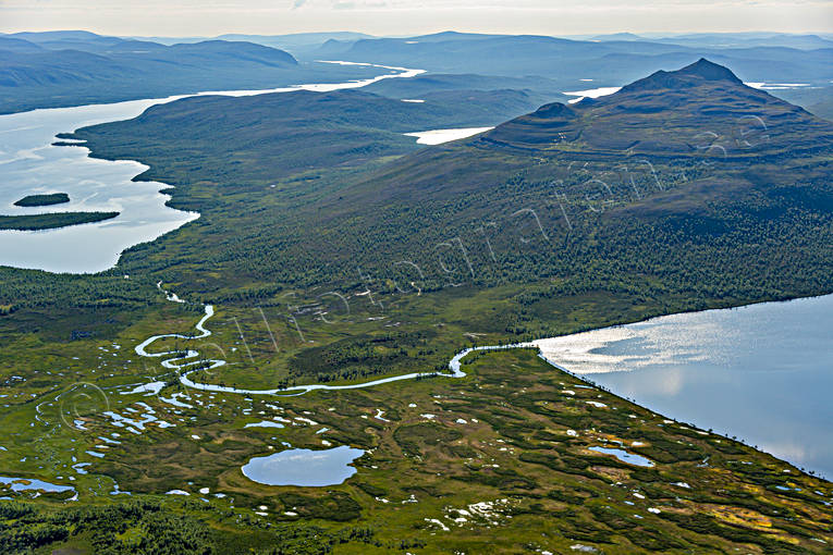 Sjaunja naturreservat drönarbild, drönarbilder, drönarfoto, flygbild, flygbilder, Flygfoto, flygfoton, Harrejavri, Kaitumjaure, Landskap, lappland, naturreservat, Sirccamvarri, Sjaunja, sommar