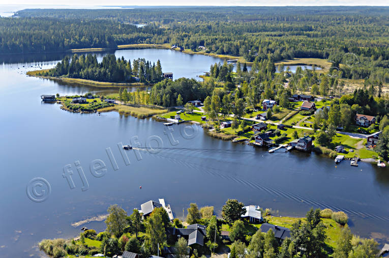 Sjöbodviken mellan Skatan och Björn björn, drönarbilder, drönarfoto, flygbild, flygbilder, Flygfoto, flygfoton, Landskap, Medelpad, samhällen, Sjöbodviken, Skatan, sommar, sommaridyll, stugor