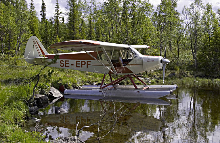 Sjöflygplan i vildmarkshamn Cub, flyg, kommunikationer, landat, luftfart, Piper, SE-EPF, sjöflyg, sjöflygplan, sportflyg, sportflygplan, Super Cub, transportmedel