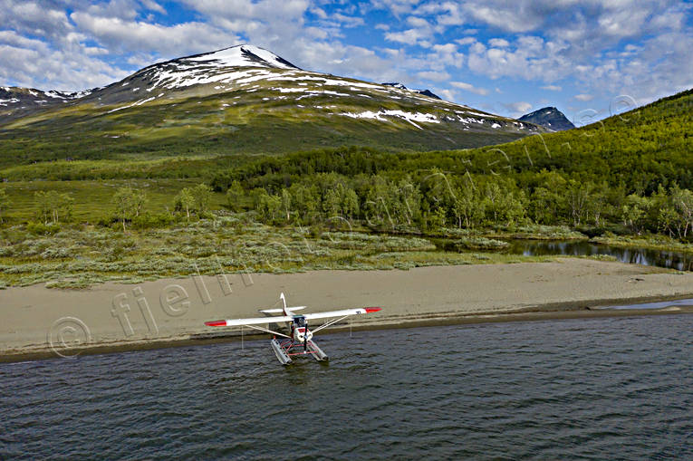 Sjöflygplan på Kaitumjaure drönarbild, drönarbilder, drönarfoto, flygbild, flygbilder, Flygfoto, flygfoton, flygplan sjöflygplan, Kaitum, Kaitumjaure, kommunikatinoer, landat, Landskap, lappland, luftfart, Sanarcohkka, sjöflyg, sommar