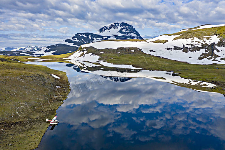 Sjöflygplan vid Kebnekaise drönarbild, drönarbilder, drönarfoto, flyg, flygbild, flygbilder, Flygfoto, flygfoton, Kebnekaise, kommunikationer, Landskap, lappland, luftfart, Madirjavri, pontonplan, sjöflyg, sjöflygplan, sommar