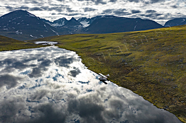 Sjöflygplan vid Kebnekaise drönarbild, drönarbilder, drönarfoto, flyg, flygbild, flygbilder, Flygfoto, flygfoton, Kebnekaise, kommunikationer, Landskap, lappland, luftfart, Madirjavri, pontonplan, sjöflyg, sjöflygplan, sommar