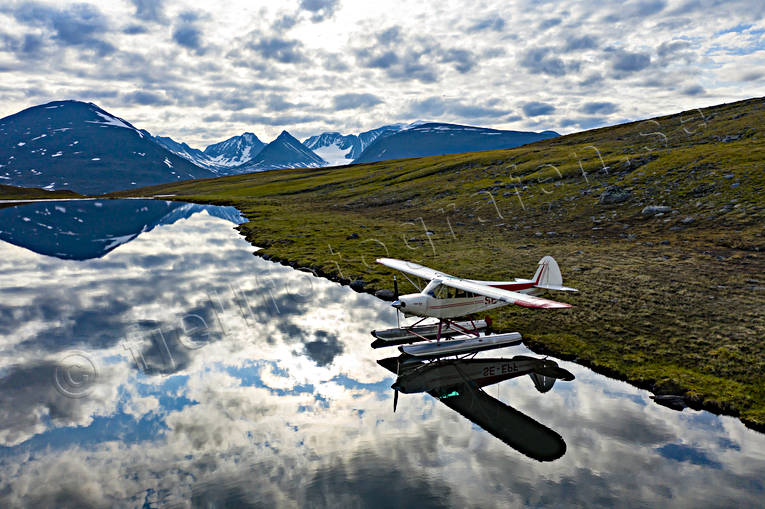 Sjöflygplan vid Kebnekaise drönarbild, drönarbilder, drönarfoto, flyg, flygbild, flygbilder, Flygfoto, flygfoton, Kebnekaise, kommunikationer, Landskap, lappland, luftfart, Madirjavri, pontonplan, sjöflyg, sjöflygplan, sommar