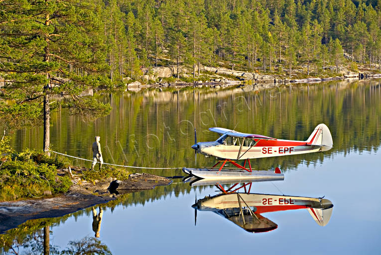 Sjöflygplan vid strand Bodsjön, Cub, flottörer, flyg, flygmaskin, flygplan, Forsån, kommunikationer, luftfart, Piper, pontoner, sjöflygplan, supercub