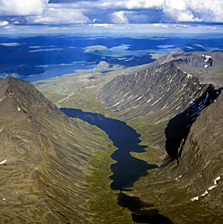 Sjön Livanjavri och fjället Suorregaisi drönarbilder, drönarfoto, fjäll, fjällsjö, flygbild, flygbilder, Flygfoto, flygfoton, Landskap, lappland, Livamjaure, Livanjavri, sommar, Suorregaise, Suorrekaise