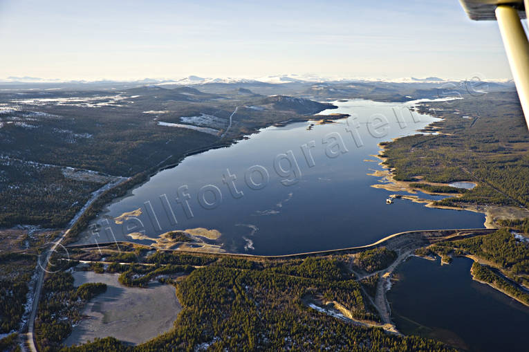 Sjön Lossen i Ljusnan damm, dammbyggnad, drönarbilder, drönarfoto, flygbild, flygbilder, Flygfoto, flygfoton, Härjedalen, höst, kraftverksdamm, kraftverksmagasin, Landskap, Ljusnan, Lossen, magasin, Tännäs