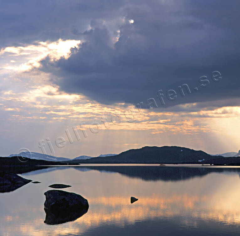 Sjön Skuolkenjaure fjäll, fjällsjö, Jämtland, Landskap, moln, Oldfjällen, Skuolkenjaure, sommar