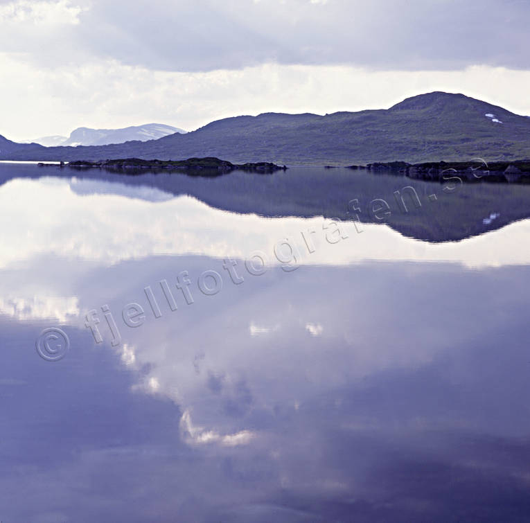 Sjön Skuolkenjaure och fjället Klåmske blå, fjällsjö, Jämtland, Klåmske, Landskap, Skuolkenjaure, sommar, sommarkväll