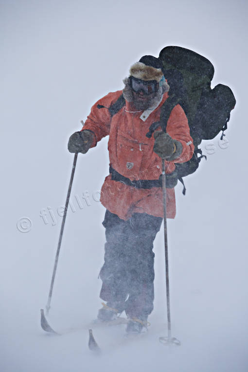 Skidåkare i oväder fjäll, fjällturism, fjällturist, fjällturister, fritid, motvind, oväder, skidor, skidåkare, snö, snödrev, snöfall, snöoväder, snöstorm, turåkare, turåkning, vinter, yrväder, äventyr