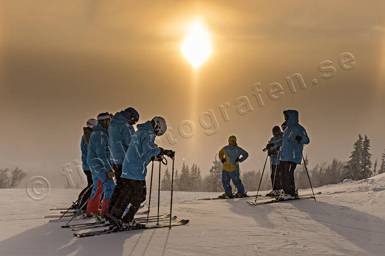 Skidåkare i solnedgången kallt, människor, skidbacke, skidåkare, solnedgång, sport, utförsåkare, utförsåkning, vinter, äventyr