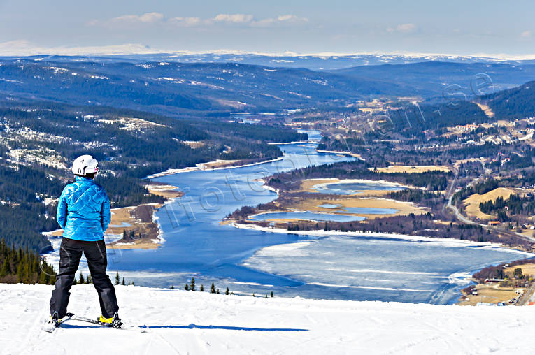 Skidåkare med utsikt ver Åredalen fjäll, Landskap, natur, skidåkare, sport, utförsåkning, utsikt, vinter, vår, Åredalen, Åresjön, äventyr