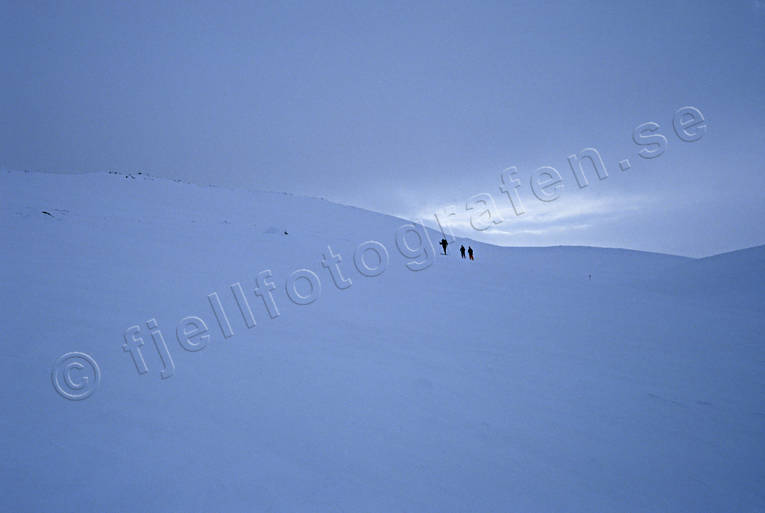 Skidåkare på Västerfjället fjäll, fjällen, fjälltur, skidor, skidåkare, skidåkning, turåkare, turåkning, uteliv, vinter, vinterfjäll, vinterljus, Västerfjället, äventyr